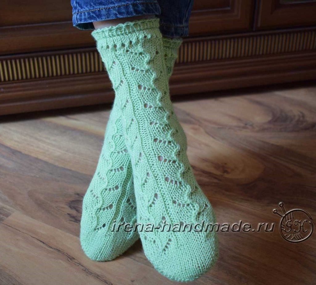 Подготовка и упаковка вязанных носков как подарка