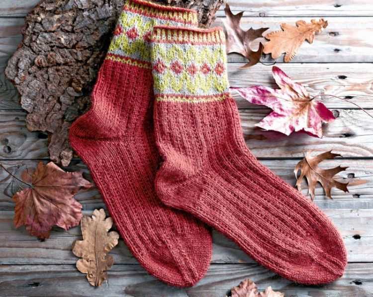 Рождественские узоры: вязание самых простых и нежных носков-сапожков для начинающих!