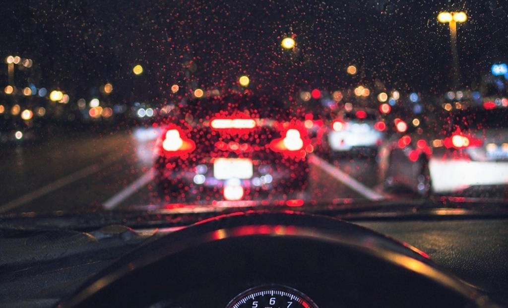 Вождение автомобиля в сумерках при плохой видимости